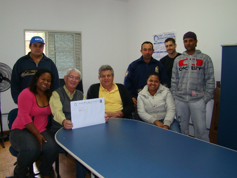 Presidente Carreira entrega moção de congratulações para equipe da Subsecretaria de Agricultura
